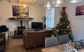 Family Cottage In Llandudno With Parking